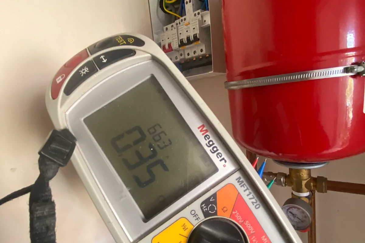 Testing the solar circuit at the consumer unit with a Megger